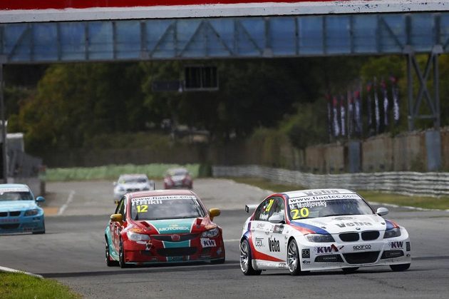 Michal Matějovský s vozem BMW (vpravo) na okruhu v italské Perguse.