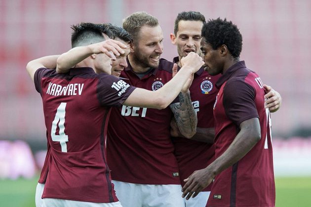 Fotbalisté Sparty Praha (zleva): Vjačeslav Karavajev, David Lafata, Michal Kadlec, Mario Holek a Tiémoko Konaté oslavují gól Liberci.