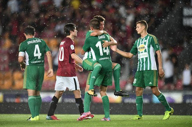 Radost fotbalistů Bohemians po vyrovnání na Letné. Na hřišti Sparty po trefě Šmída slavili remízu 1:1.