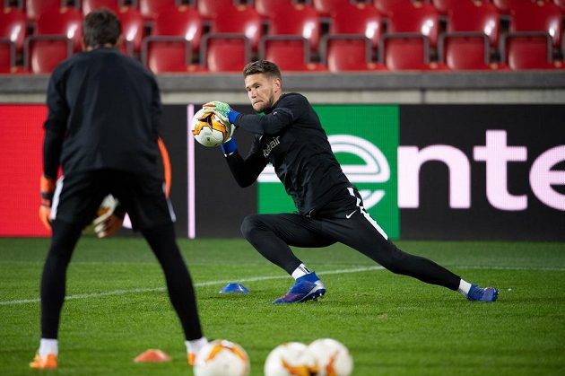 Český brankář Sevilly Tomáš Vaclík během tréninku před utkáním osmifinále Evropské ligy na hřišti Slavie Praha.