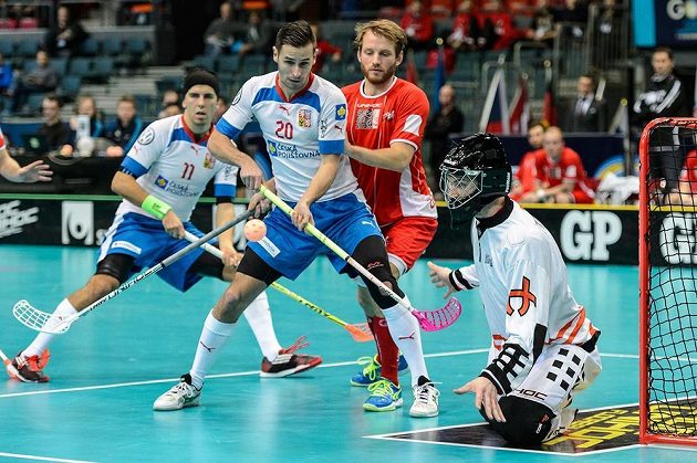 Český útočník Martin Tokoš (uprostřed) v souboji před dánskou brankou.
