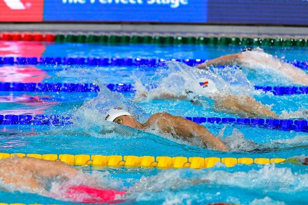 Čeští plavci Jakub Štemberk (vpředu) a Sebastian Luňák v akci