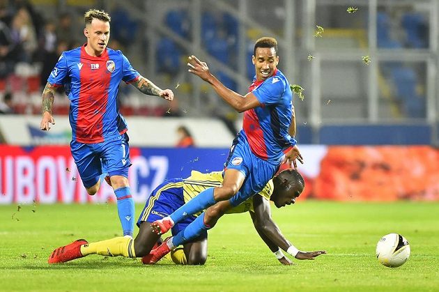 Zleva Jan Sýkora z Plzně, Cheick Oumar Conde ze Zlína, Jhon Mosquera z Plzně.