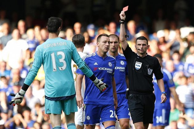 Brankář Chelsea Thibault Courtois dostává červenou kartu v zápase anglické Premier League proti Swansea.