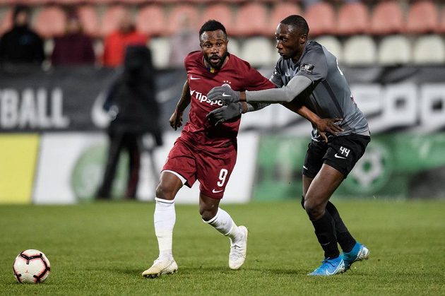 Guélor Kanga ze Sparty Praha a Soufiane Dramé z Příbrami během utkání v Příbrami.