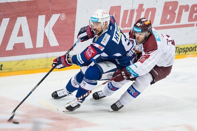 Josef Kováčik z Brna (vlevo) a Lukáš Pech ze Sparty Praha v souboji během prvního utkání čtvrtfinále Generali play off.