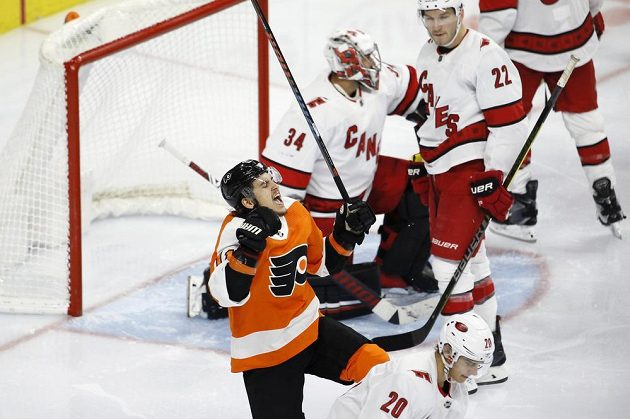 Hokejista Philadelphia Flyers Travis Konecny (11) slaví poté, co překonal brankáře Petra Mrázka z Caroliny Hurricanes.