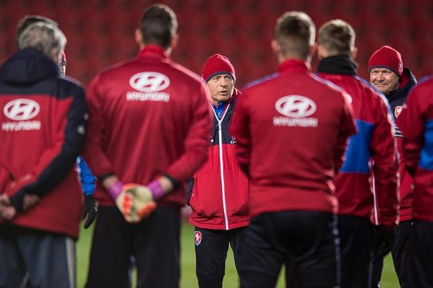 Trenér Karel Jarolím a asistent Miroslav Koubek (vpravo) během tréninku národního fotbalového týmu.