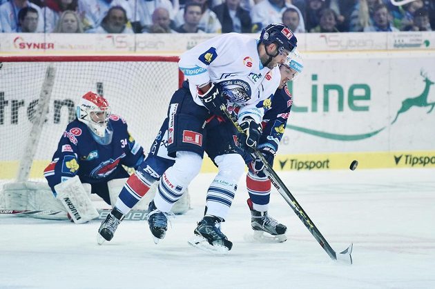 Petr Jelínek (vpředu) z Liberce a Ondřej Dlapa a brankář Robert Kristan z Chomutova.