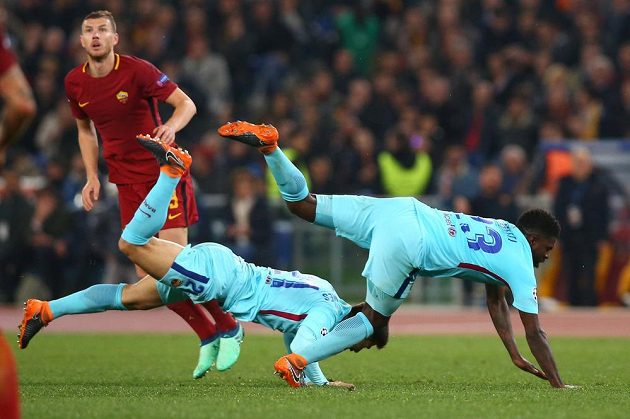 Barcelonští fotbalisté Samuel Umtiti a André Gomes marně skákali po míči na hřišti AS Řím, vyřazení z Ligy mistrů nezabránili.