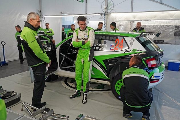 Jan Kopecký s otcem Josefem (vlevo) v servisu Škody Motorsport během závodu mistrovství světa ve Španělsku.