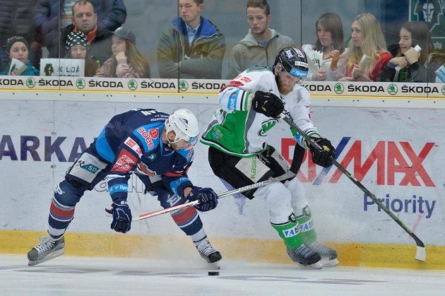 Dávid Skokan z Chomutova (vlevo) a David Štich z Boleslavi v souboji během čtvrtého zápasu předkola play off hokejové extraligy.