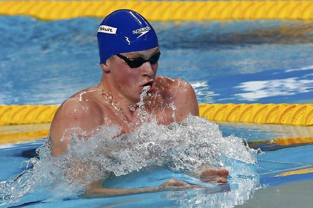 Britský plavec Adam Peaty (na snímku) vylepšil v semifinále MS v Kazani světový rekord Jihoafričana Camerona van der Burgha.