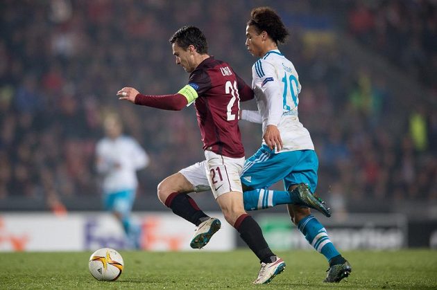 David Lafata ze Sparty (vlevo) a Leroy Sané ze Schalke během utkání Evropské ligy v Praze.