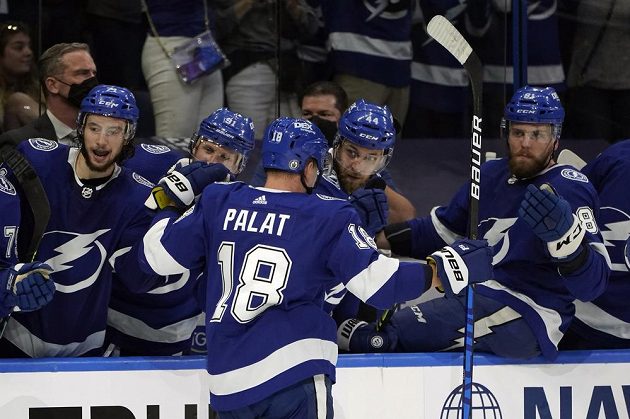 Český křídelník Tampy Bay Lightning Ondřej Palát (18) slaví se spoluhráči gól, který vstřelil do sítě NY Islanders v semifinále NHL.