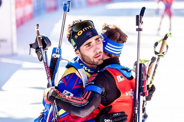 Lídr SP Martin Fourcade z Francie a vítěz stíhačky v Pokljuce Simon Schempp (vpravo).
