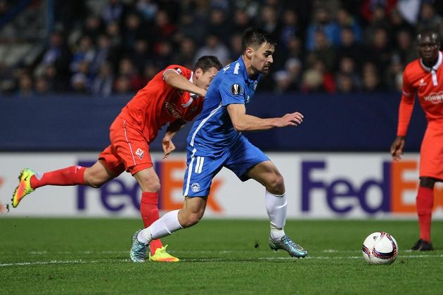 Liberecký David Hovorka uniká Maximilianu Oliverovi z Fiorentiny (vlevo) v utkání Evropské ligy.