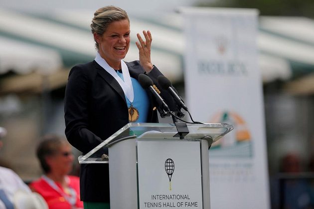 Bývalá světová jednička a vítězka čtyř grandslamů Kim Clijstersová se v šestatřiceti letech hodlá pokusit o návrat k tenisu. Na snímku při projevu po uvedení do tenisové Síně slávy.