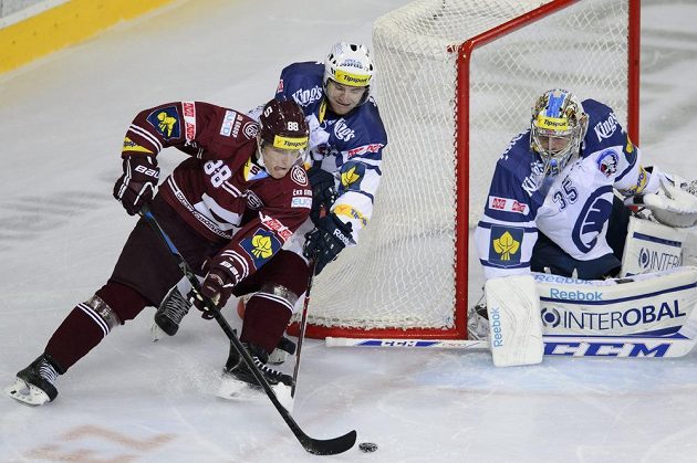 Zleva sparťan Miroslav Forman a plzeňští Jakub Jeřábek a brankář Matěj Machovský.