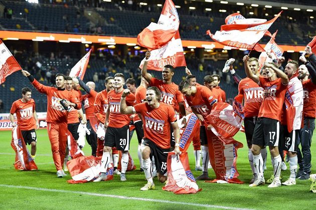 Rakouští fotbalisté se radují z vyoké výhry 4:1 ve Švédsku i postupu na EURO 2016.