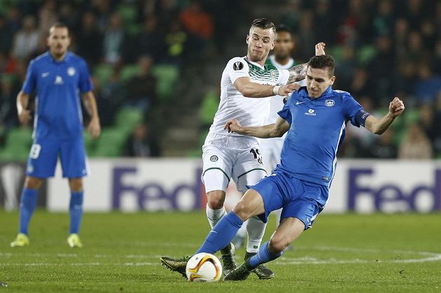 Fotbalista Groningenu Albert Rusnák (uprostřed) a liberecký David Pavelka (vpravo) během utkání Evropské ligy.