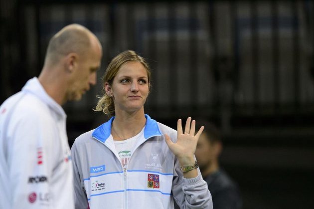 Tenistka Karolína Plíšková zdraví diváky v O2 areně, vlevo je kapitán českého týmu Petr Pála.