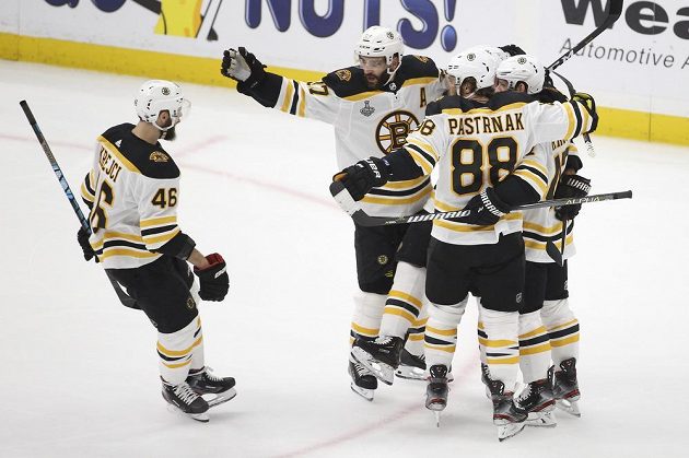Radost v podání hokejistů Bostonu. Bruins vyhráli na ledě St. Louis a vynutili si ve finále Stanley Cupu rozhodující sedmý zápas.