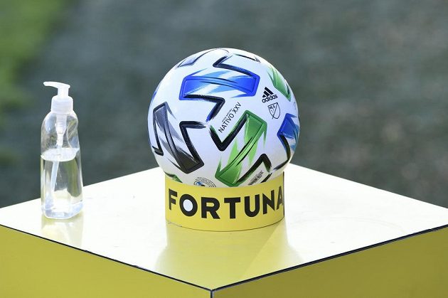 Míč a dezinfekce na snímku pořízeném před začátkem utkání Mladá Boleslav - Slavia.