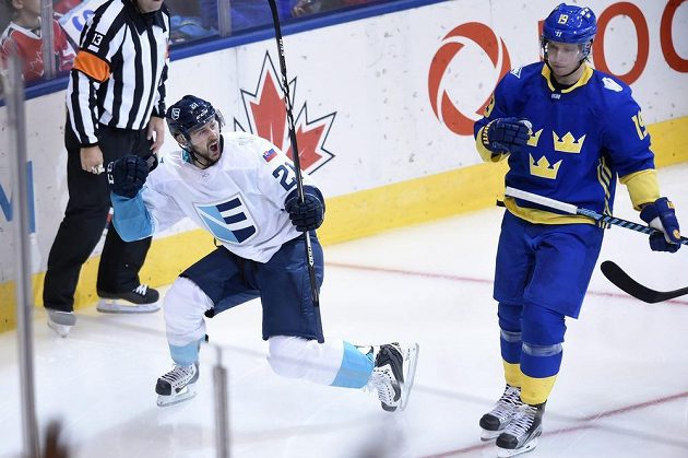 Slovák Tomáš Tatar (vlevo) z Výběru Evropy se raduje z vítězného gólu v semifinále Světového poháru. Vpravo Nicklas Bäckström ze Švédska.