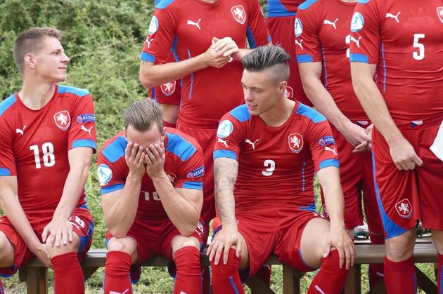 Snad nebude tak zle! Matěj Hybš (druhý zleva mezi Lukášem Masopustem a Václavem Kadlecem) nastoupil k focení s hlavou v dlaních...