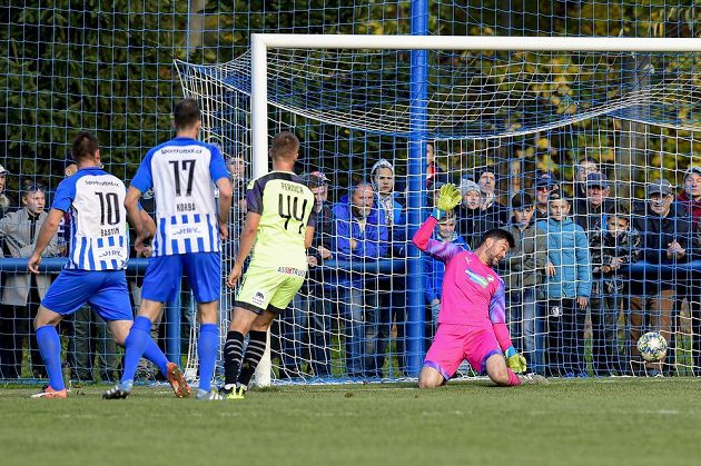 Tomáš Bastian (vlevo) z Chlumce střílí gól, zprava brankář Plzně Matúš Kozáčik, Luděk Pernica z Plzně a Radek Korba z Chlumce.