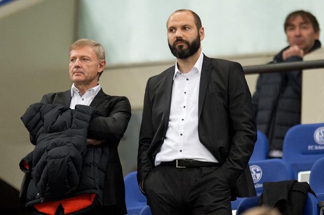 Trenér Zdeněk Ščasný (vlevo) a šéf sparťasnkého skautingu Tomáš Požár sledují utkání Evropské ligy na hřišti Schalke.