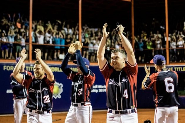 Čeští softbalisté se na domácím MS dočkali prvního vítězství.