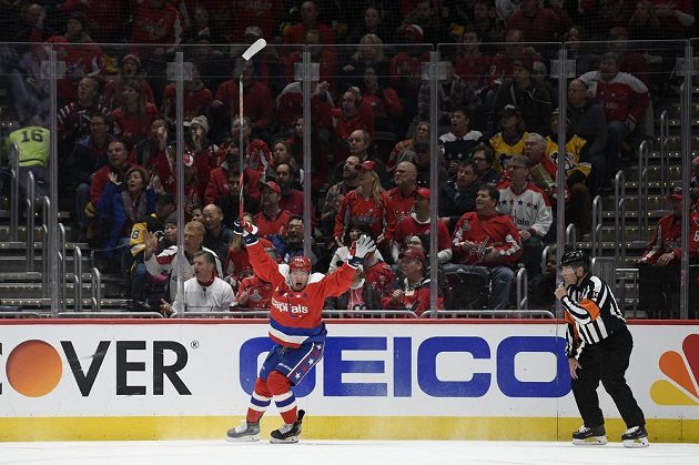 Český útočník Washingtonu Capitals Jakub Vrána (13) slaví vstřelený gól v utkání NHL proti Pittsburghu Penguins.