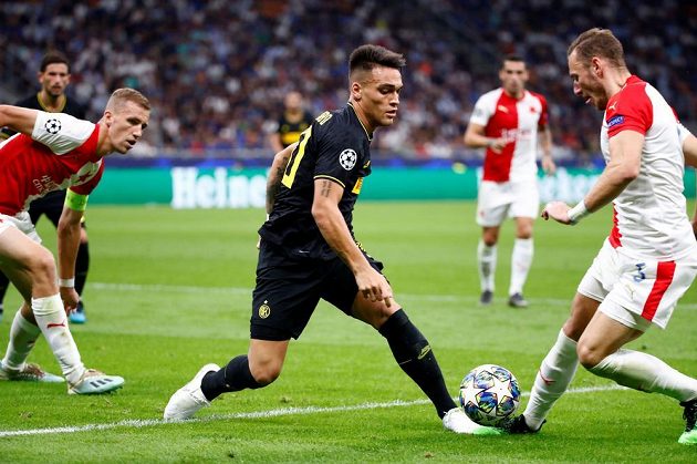 Fotbalista Interu Milán Lautaro Martinez v akci během utkání Ligy mistrů proti Slavii Praha.