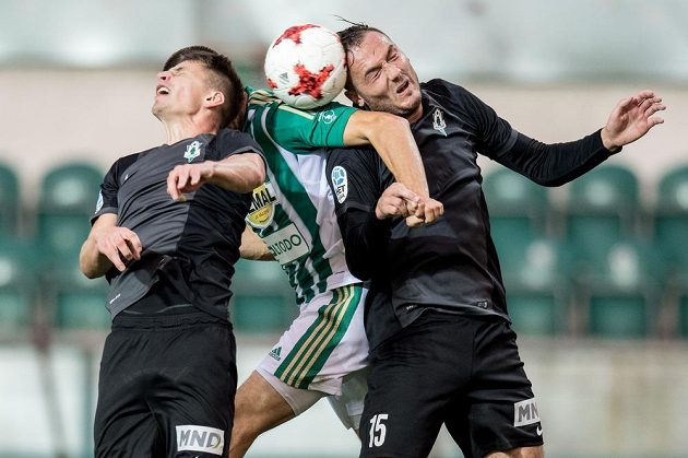 Fotbalisté Jablonce Lukáš Masopust (vlevo), Martin Doležal v hlavičkovém souboji s Michalem Šmídem z Bohemians 1905.