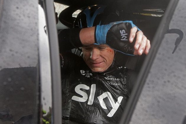Britský závodník Christopher Froome usedá do týmového vozu stáje Sky. Letošní Tour pro obhájce prvenství skončila.