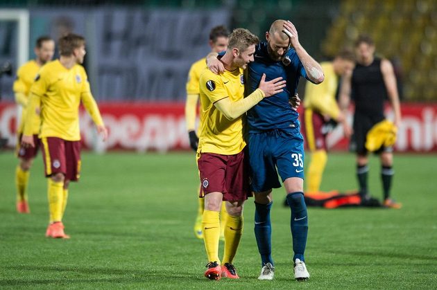 Fotbalisté Sparty Praha Jakub Brabec a David Bičík oslavují vítězství a postup během odvetného utkání play off Evropské ligy v Krasnodaru.