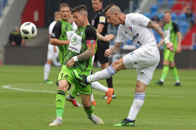 Tomáš Přikryl z Mladé Boleslavi se snažil neúspěšně zablokovat míč při střele Jiřího Fleišmana z Baníku Ostrava v kvalifikačním utkání o Evropskou ligu.