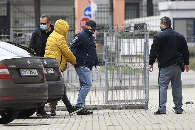 Policisté přivádějí k Obvodnímu soudu pro Prahu 6 jednoho z obviněných v kauze ovlivňování fotbalových zápasů.