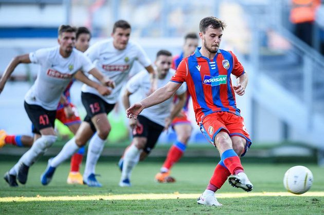 Plzeňský Pavel Bucha proměnil penaltu a srovnal stav ligového utkání s Opavou na 1:1.
