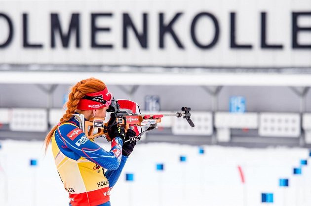 Gabriela Soukalová při střelbě vstoje během vytrvalostního závodu na 15 km na MS v biatlonu.