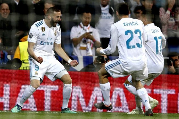 Fotbalisté Realu (zleva) Karim Benzema, Mateo Kovacic a Lucas Vazquez se radují ze druhého gólu proti Bayernu.