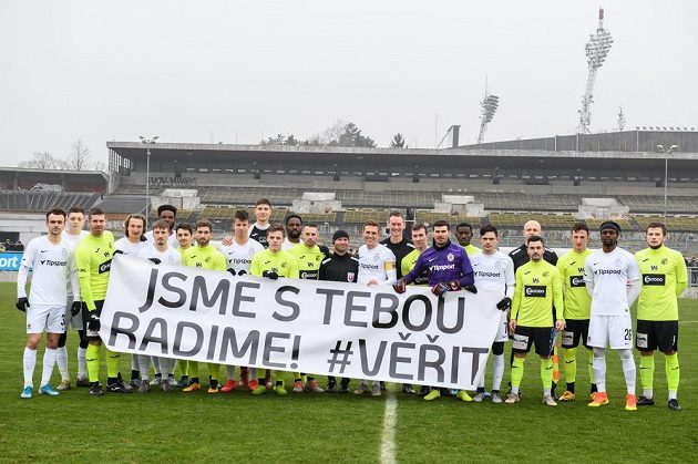 Fotbalisté Sparty Praha a Ústí nad Labem a jejich podpora vážně nemocnému brankáři Radimu Novákovi.