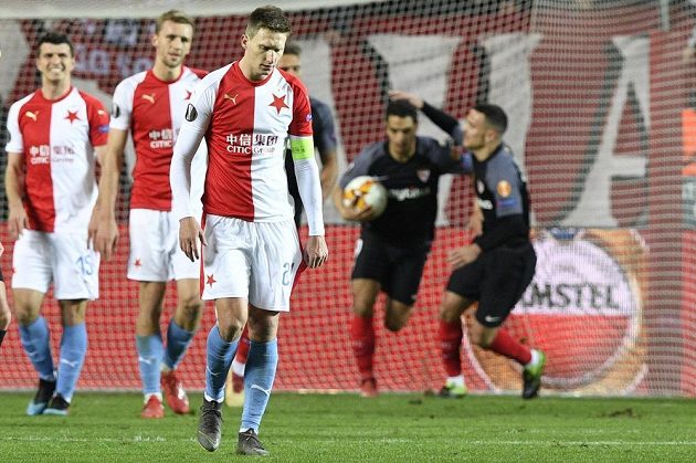 Hráči Slavie po inkasování prvního gólu. Vpředu je Milan Škoda.