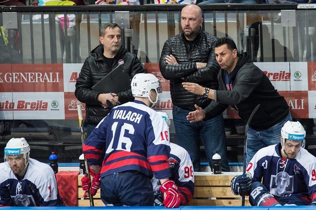 Trenér Chomutova Vladimír Růžička udílí pokyny Juraji Valachovi během utkání na Spartě.
