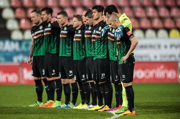 Fotbalisté Příbrami během minuty ticha za Františka Rajtorala před utkáním se Spartou.