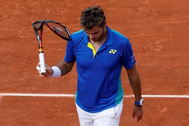 S touhle raketou to už nepůjde. Stan Wawrinka při finále French Open s Rafalem Nadalem zažil těžké chvilky.
