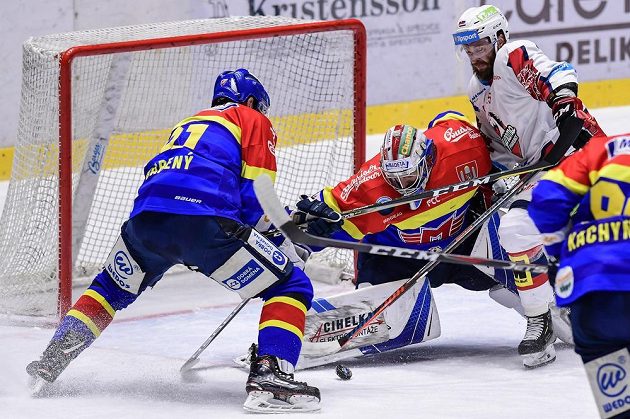Souboj před brankou Českých Budějovic, kterou střežil Petr Kváča v baráži o hokejovou extraligu. Vlevo hráč Motoru René Vydarený a Marek Hovorka z Pardubic.