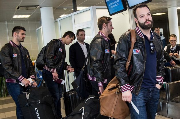 Radko Gudas (vpravo), Tomáš Zohorna, Lukáš Radil a Jan Kolář během odletu hokejové reprezenzace na MS.